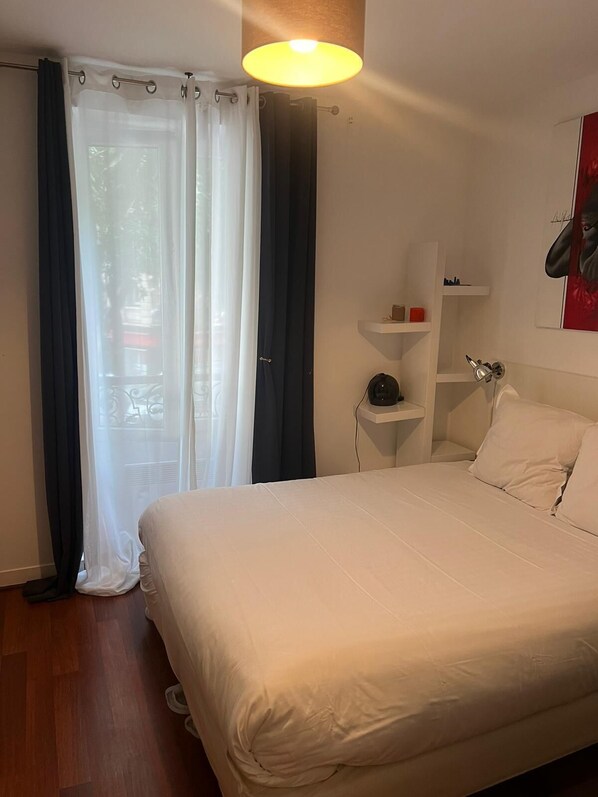 1 dormitorio, tabla de planchar con plancha, wifi y ropa de cama