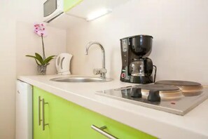 Fridge, microwave, stovetop, coffee/tea maker