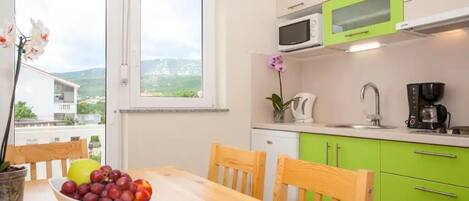 Kylskåp, mikrovågsugn, spishäll och kaffe- och tebryggare