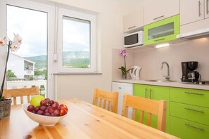Fridge, microwave, stovetop, coffee/tea maker - One bedroom apartment for 3 person (Jadranovo)