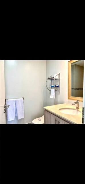 Dusche, Haartrockner, Handtücher, Toilettenpapier