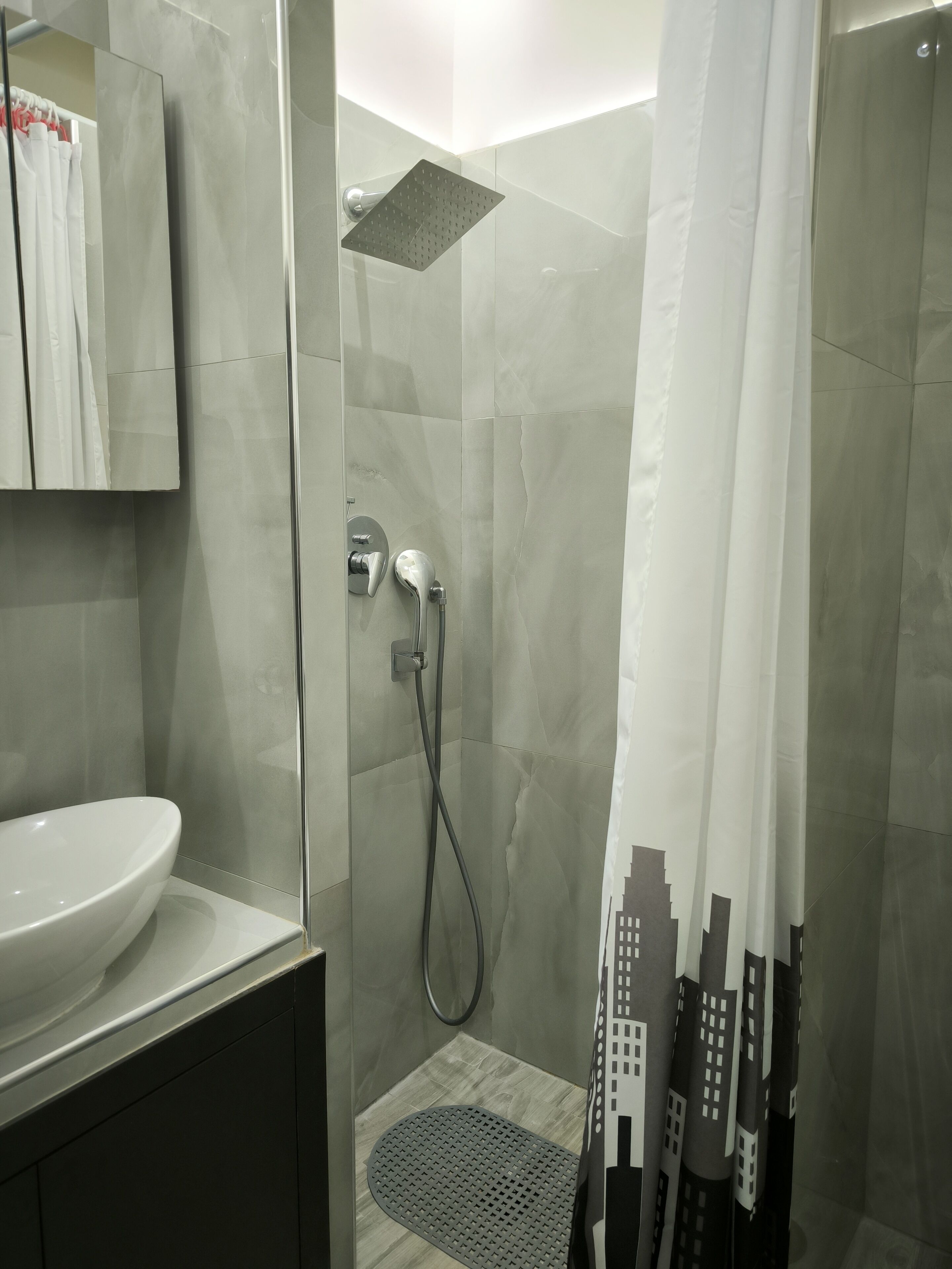 Doccia, asciugacapelli, asciugamani, sapone