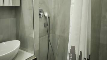 Dusche, Haartrockner, HandtĂŒcher, Seife