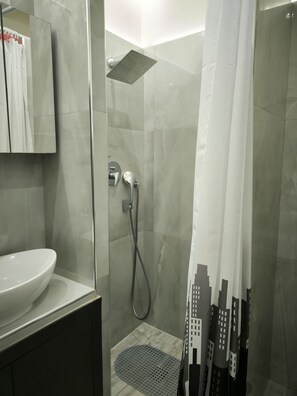 Dusj, hårføner, håndklær og såpe