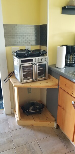 Refrigerador, microondas, cafetera y tetera y tetera eléctrica 
