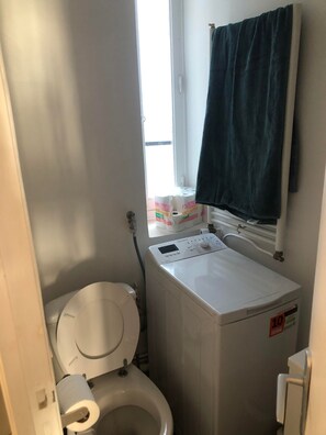 Toalhas de banho, sabonete, papel higiênico 