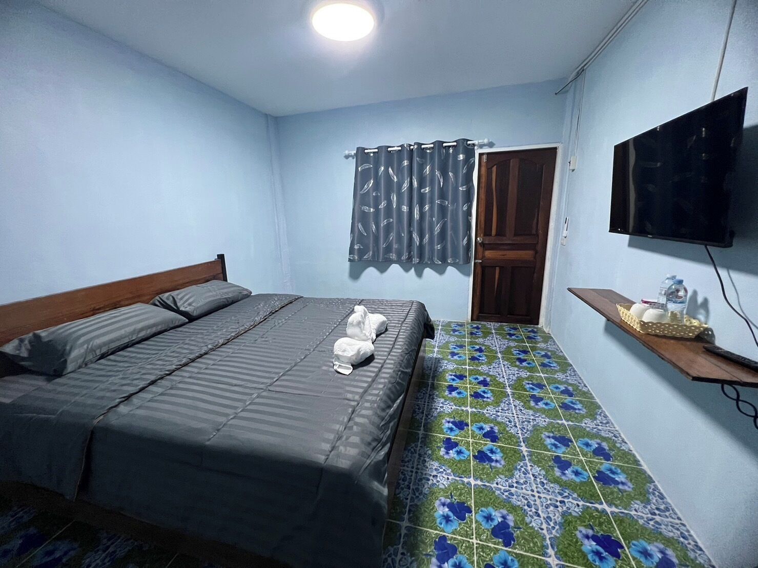 Basic Apartment, 1 King Bed | Free WiFi, bed sheets