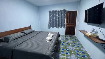 Basic Apartment, 1 King Bed | Free WiFi, bed sheets