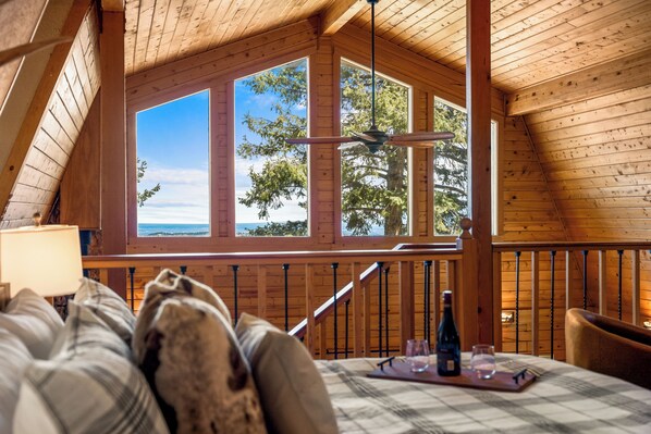 3 室のベッドルーム、セーフティボックス (室内)、デスク、アイロン / アイロン台