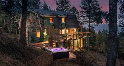 Views, Hot Tub, Skee-ball, Pool Table, Disc-golf, Trail Access on Property!