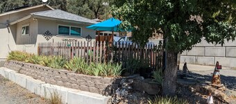 Rafting, kayaking, fishing river retreat. Private river access/outdoor patio