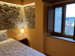 4 bedrooms, iron/ironing board, bed sheets