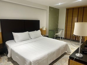 Cofres nos quartos, individualmente mobiliados, escrivaninha