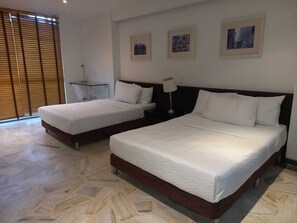 Dobbeltrom – deluxe | Safe på rommet, individuelt innredet og skrivebord