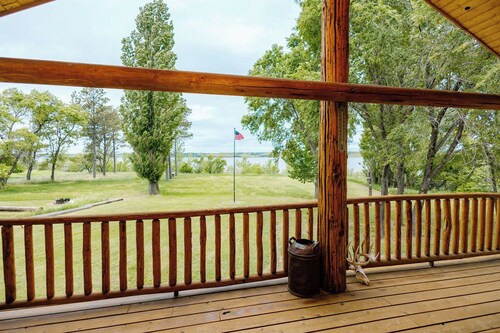 Little Beaver Cabin -Rustic Riverfront Retreat near Linton, 1 hour from Bismarck
