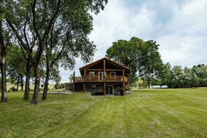 Exterior - Little Beaver Cabin -Rustic Riverfront Retreat near Linton, 1 hour from Bismarck (Linton)