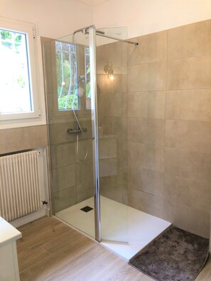 Douche, serviettes fournies, savon, papier toilette