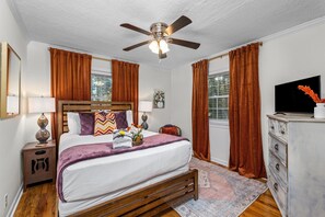 3 bedrooms, desk, iron/ironing board, free WiFi - 3 bedroom 2 bathroom home with fenced yard that allows pets. The sleeping arrangements are 3 queen beds. (Augusta)