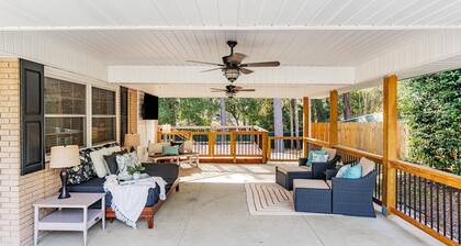 3 bedroom 2 bathroom home with fenced yard that allows pets. The sleeping arrangements are 3 queen beds.