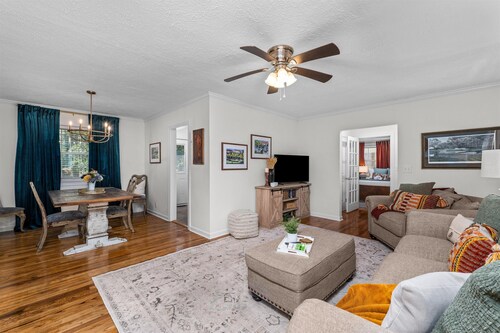 3 bedroom 2 bathroom home with fenced yard that allows pets. The sleeping arrangements are 3 queen beds.