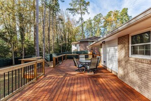 Outdoor dining - 3 bedroom 2 bathroom home with fenced yard that allows pets. The sleeping arrangements are 3 queen beds. (Augusta)