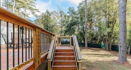 3 bedroom 2 bathroom home with fenced yard that allows pets