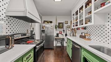 Een koelkast, een magnetron, een oven, een kookplaat