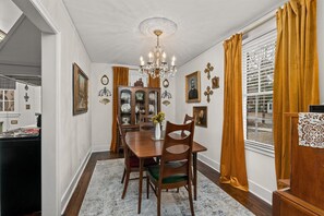 Dining - Quirky 2 bed 1 bath centrally located in Augusta. The sleeping arrangements are 1 queen bed and 1 king bed. (Augusta)