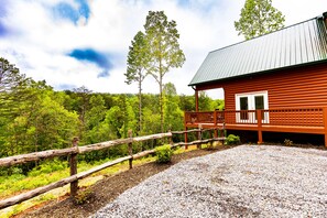 Exterior - Near2Town/Deck/Views/Hot tub/Fireplace/Fire Pit/Loft (Bryson City)