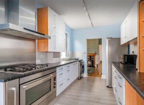 Frigorífico, microondas, horno y placa de cocina