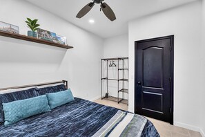 4 Schlafzimmer, Schreibtisch, Bügeleisen/Bügelbrett, Reisekinderbett