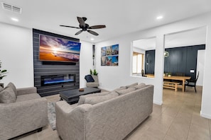 Smart TV, fireplace - Cuban inspired Mid Term Rental in the heart of Gilbert  (Gilbert)