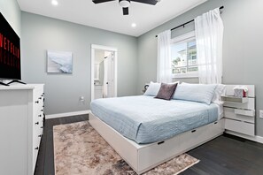 4 bedrooms, desk, iron/ironing board, travel cot - Starlink. Four Bedroom. Arcade. Fire Table. Marina. Tiki Bar. Fully Stocked. (Bolivar Peninsula)