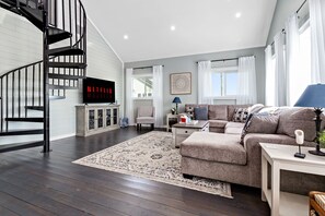 Smart TV, video games, table football, books - Starlink. Four Bedroom. Arcade. Fire Table. Marina. Tiki Bar. Fully Stocked. (Bolivar Peninsula)