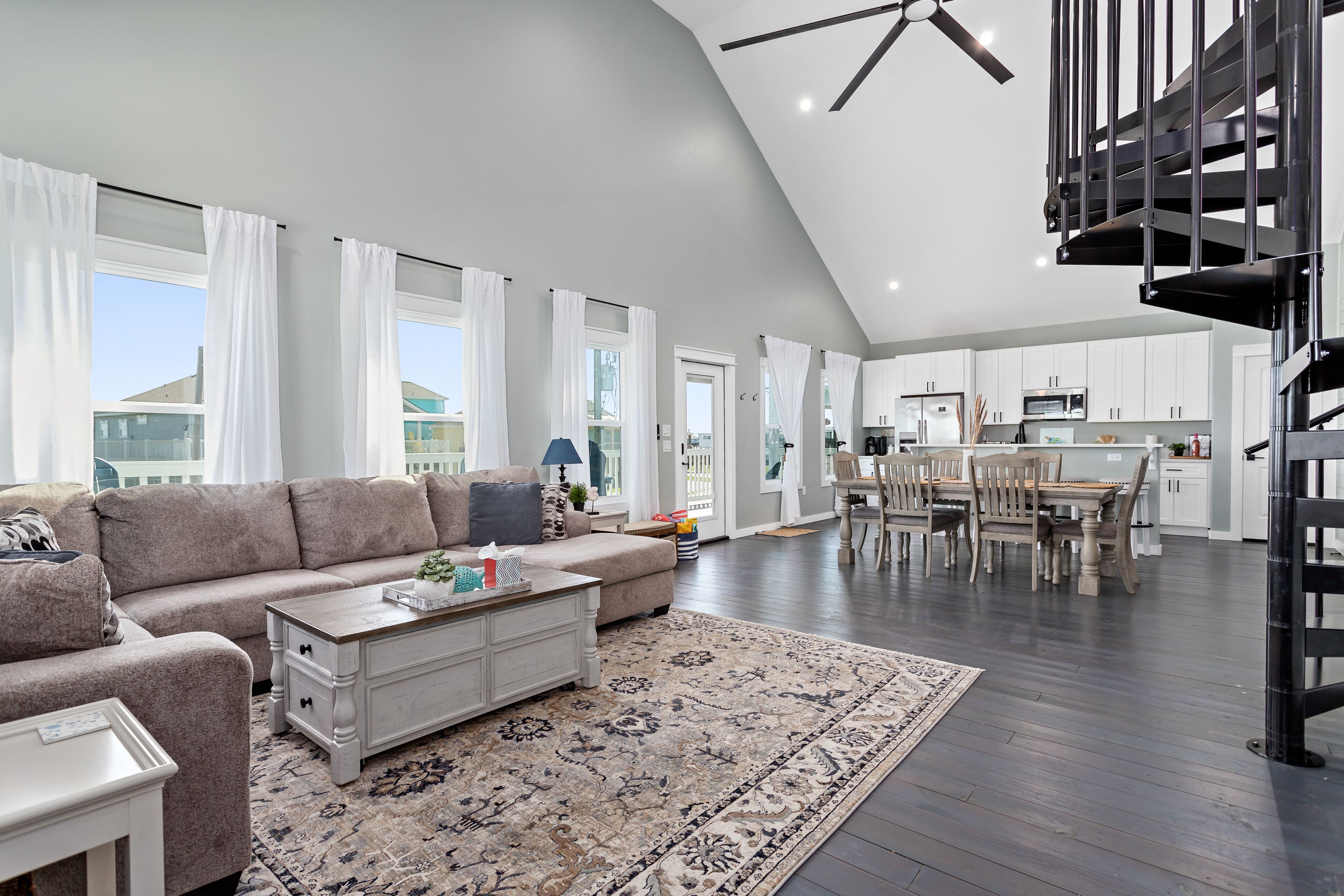 تلفزيون ذكي، ألعاب فيديو، كرة قدم الطاولة، كُتُب