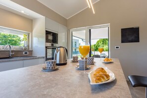 Fridge, microwave, oven, stovetop - Villa Martina (Istria - Belavići) (Belavici)