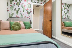 3 bedrooms, desk, iron/ironing board, travel crib