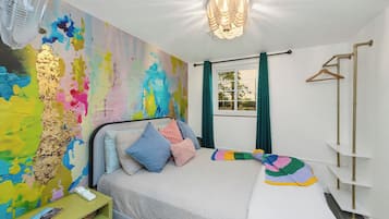 3 habitaciones, escritorio y tabla de planchar con plancha