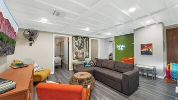 Smart TV, reproductor de DVD, libros y estéreo