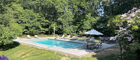 Utomhuspool och uppvärmd pool