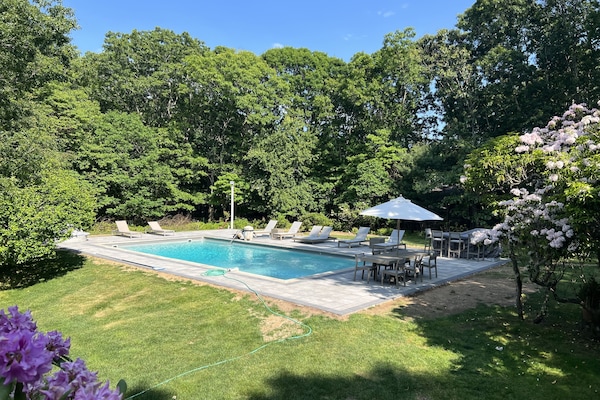 Una piscina al aire libre, una piscina climatizada