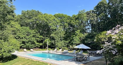 Delightful Southampton Retreat with Heated Pool & Jacuzzi, Near Beach & Shopping