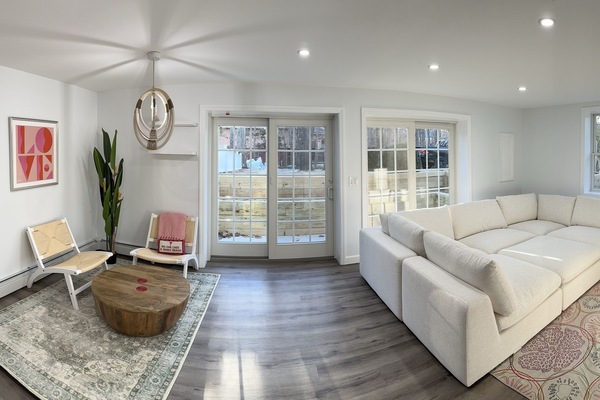 TV connectée, table de tennis de table, livres, chaßne hi-fi