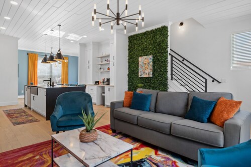 ★FREEDOM HOUSE★ Bachelor-ette dream, Rooftop Skyline Views, 3/4 mile to BROADWAY