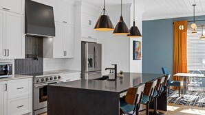 Kaffetrakter/tekoker, kjøleskap, mikrobølgeovn og ovn