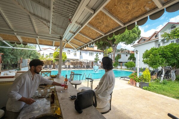 Swim-up bar