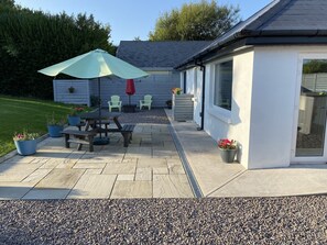 Outdoor dining - Mary-Tim's Cromane on the Wild Atlantic Way (Killorglin)