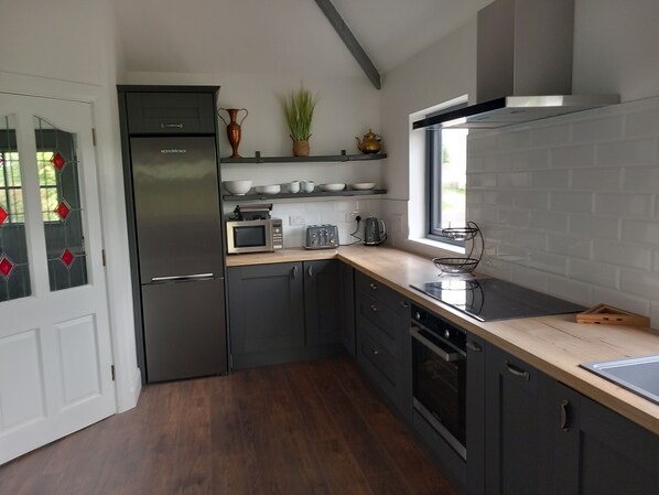 ميكروويف، فرن، غسالة أطباق، كرسي للأطفال