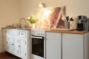 Fridge, microwave, oven, stovetop - Avancers - Homelike Living. Historische Villa mit Komfort (Cottbus)