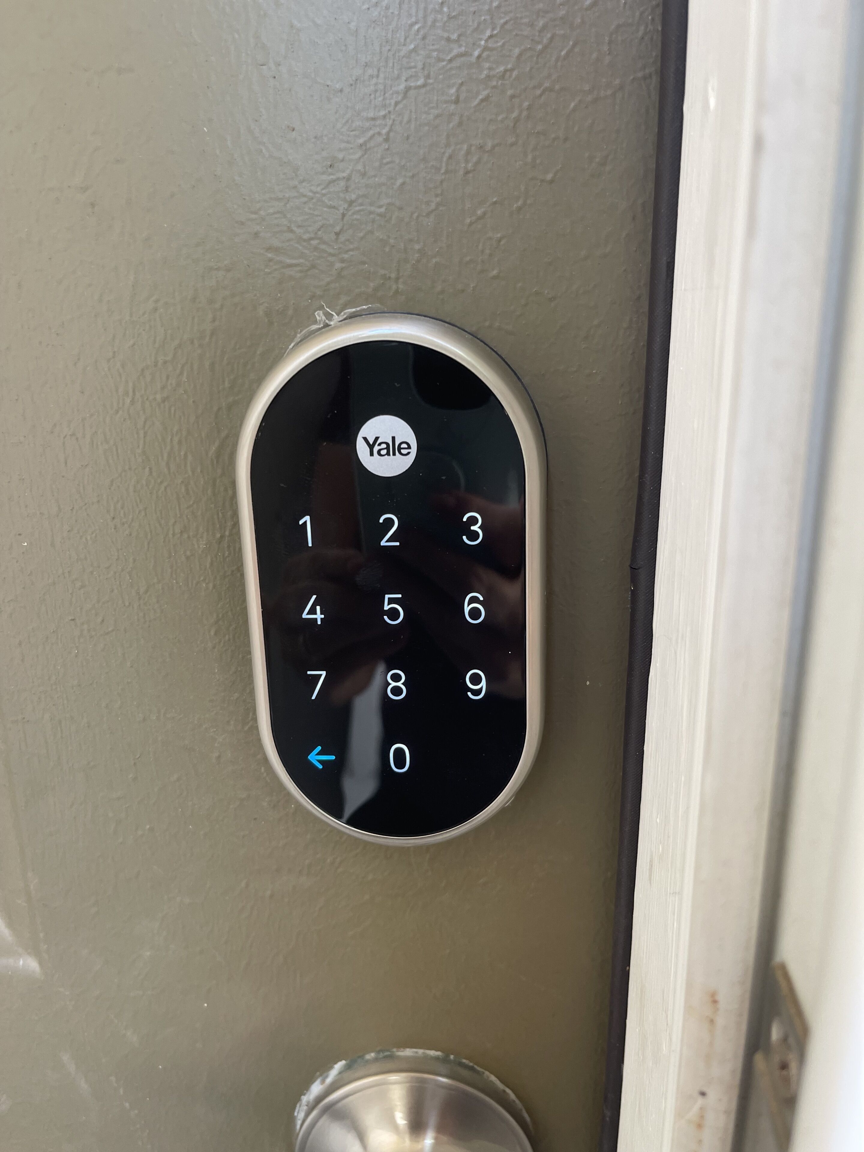 Una cerradura inteligente Yale en una puerta.